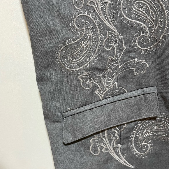 Mens vest, grey with design, 4 button, 2 front pockets, size large, - Picture 5 of 7